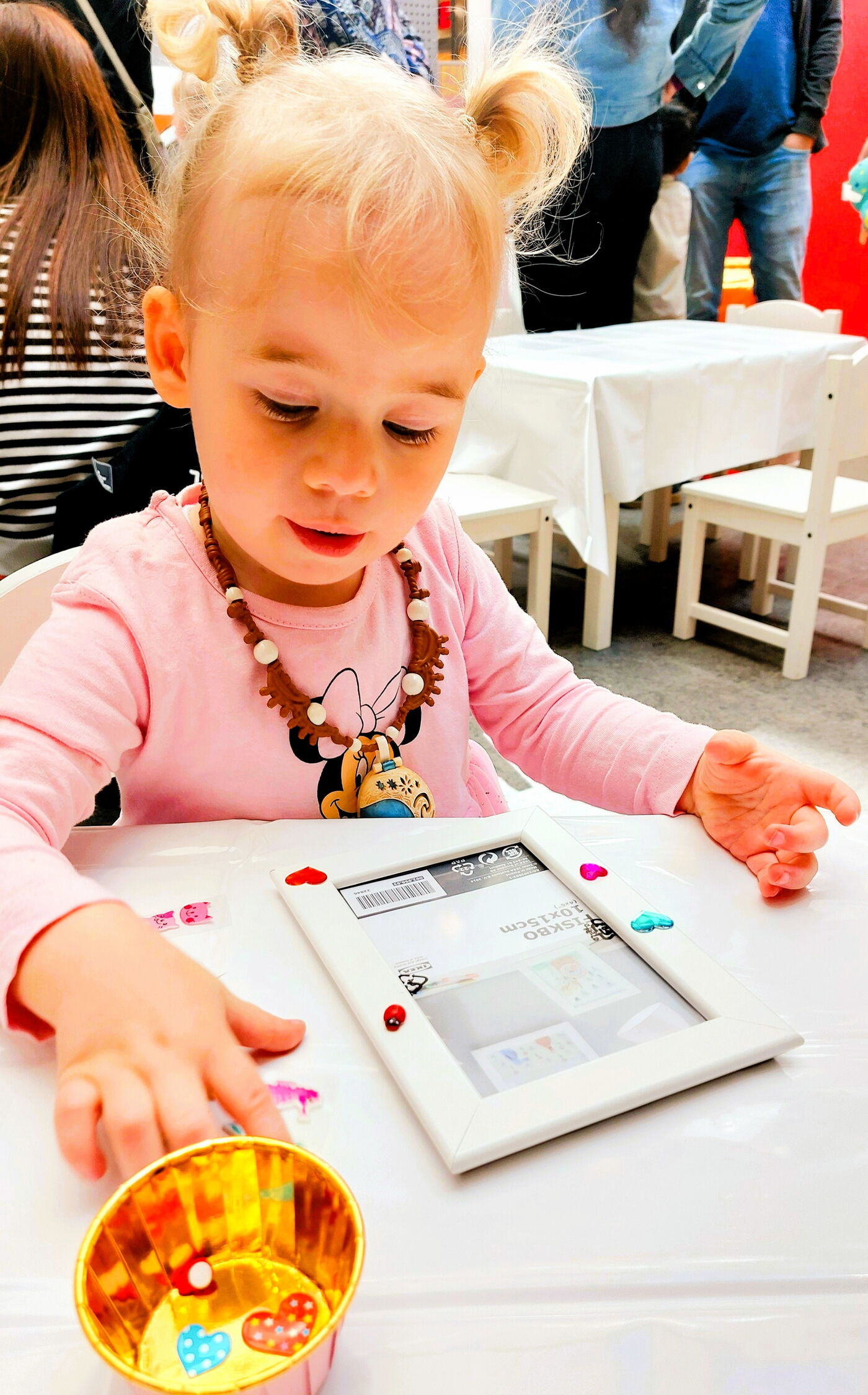 Kind beklebt Bilderrahmen