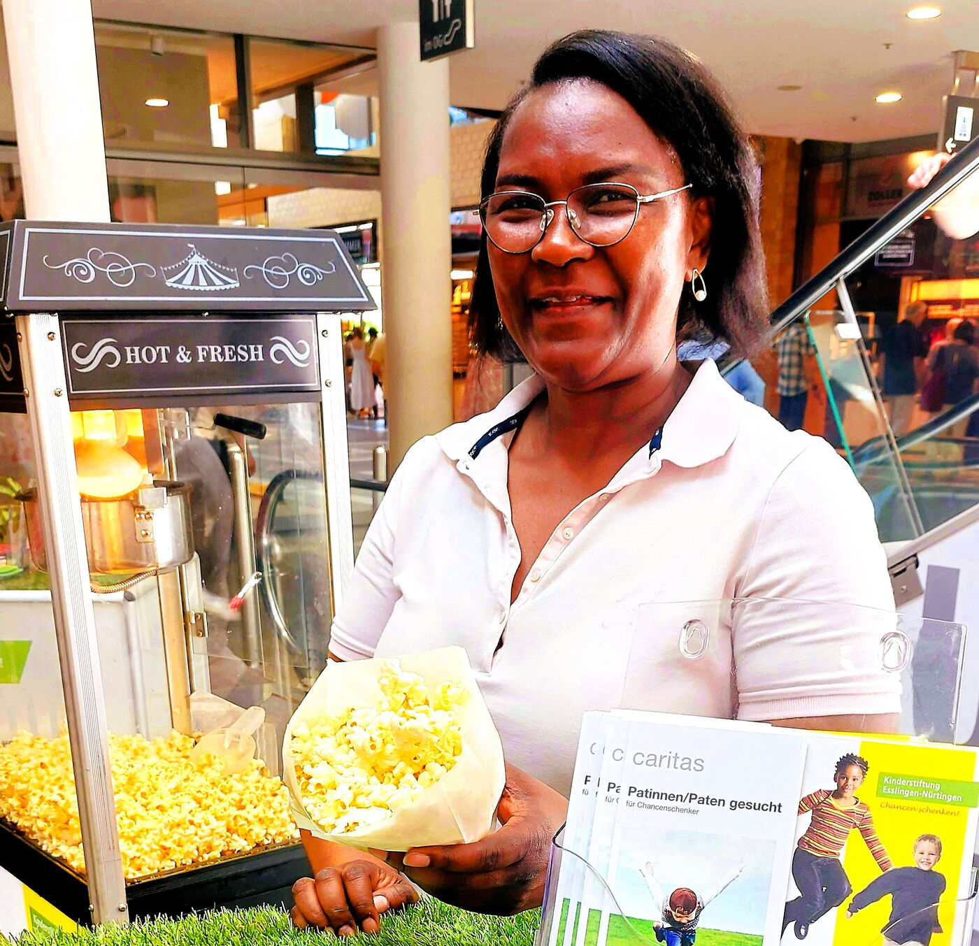 Frau an Popcornmaschine