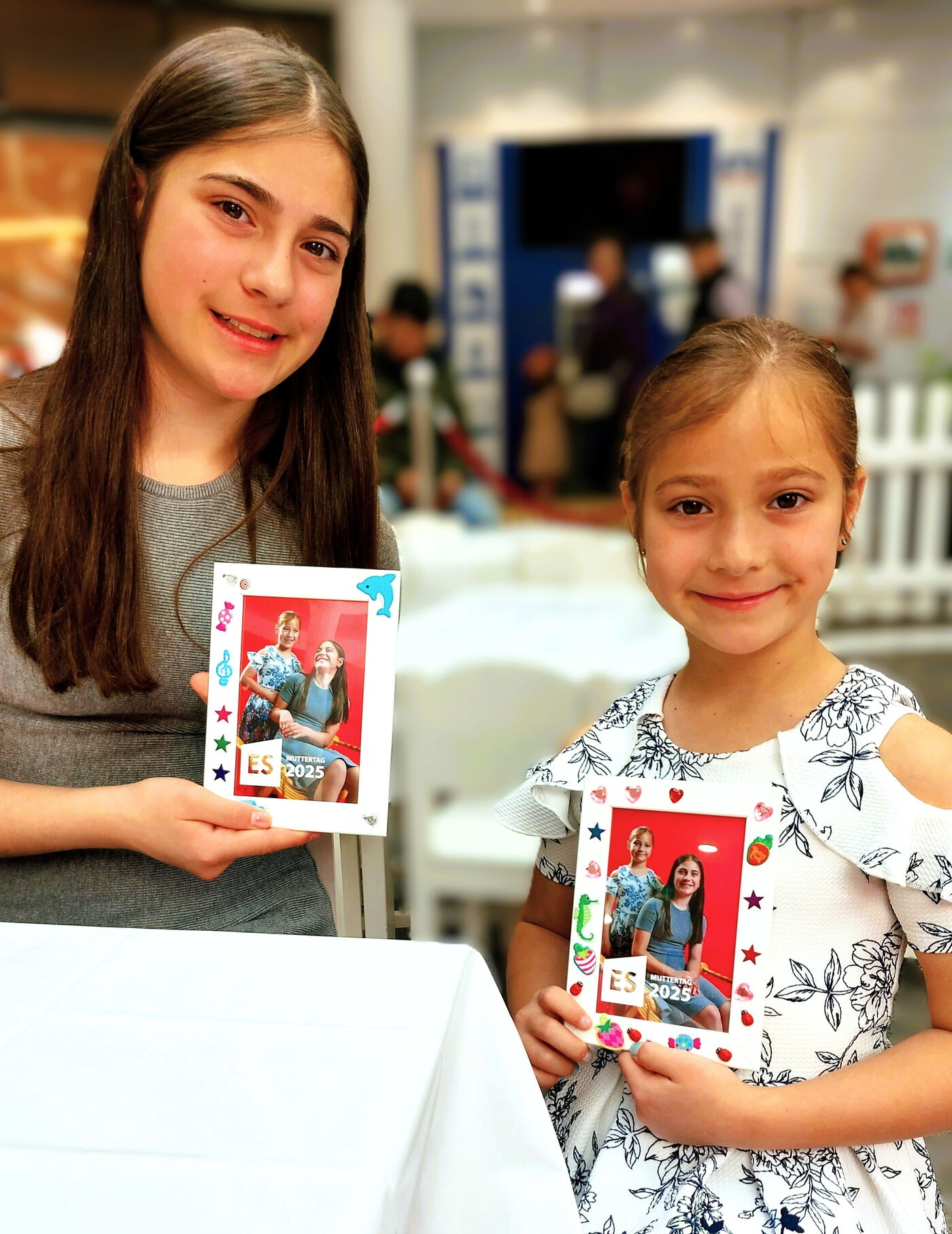 Kinder mit beklebtem Bilderrahmen